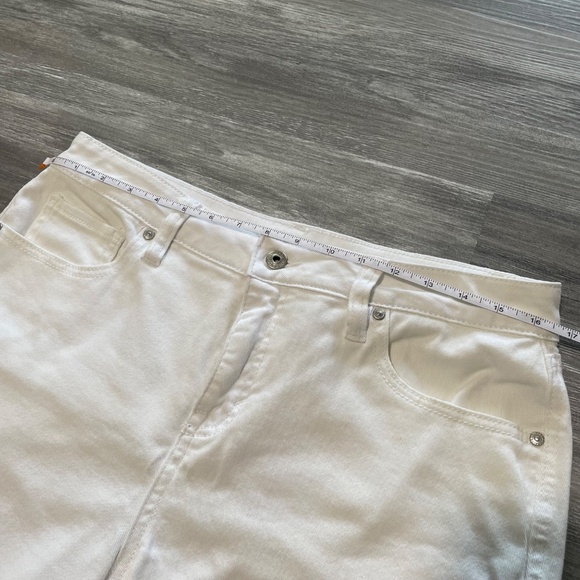 White Curvy Fit Capri Style & Co Women's 12 Denim Summer 5-Pocket Straight Leg - Picture 8 of 12
